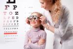 Una oftalmóloga gradúa la vista a una niña