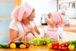 Madre e hija cocinando de forma saludable