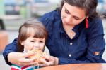 Tomar con frecuencia comida para llevar lastra la salud de los niños