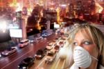 Mujer con mascarilla en una gran ciudad con contaminación