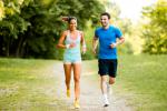 Dos personas corriendo para mejorar su memoria y los efectos del estrés