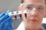Investigadora con muestras de células madre generadoras de sangre humana