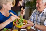 Personas mayores tomando alimentos basados en la dieta dash
