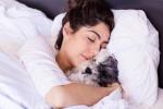 Mujer joven durmiendo con su perro