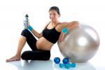Embarazada realizando ejercicio para evitar la cesárea