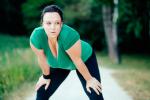 Una mujer con sobrepeso practica ejercicio al aire libre