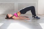 Una joven realiza un ejercicio que fortalece los músculos de la espalda