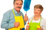 Una pareja de adultos mayores preparados para realizar labores domésticas