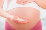 Mujer embarazada tomando paracetamol