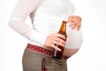 Mujer embarazada tomando cerveza