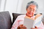 Anciana leyendo un libro