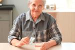 Mujer mayor tomando estatinas para el colesterol