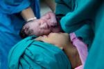 Mujer en el paritorio con su bebé recién nacido