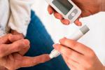 Persona mayor realizándose test de glucosa en la diabetes
