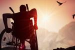 Persona en silla de ruedas por la enfermedad ELA