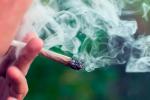 Adolescente fumando cannabis