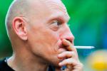 Hombre fumador con problemas de pérdida auditiva