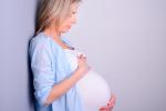 Mujer embarazada tardía esperando para inducir su parto