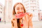 Chica disfruta comiendo jamón