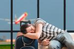 Viajero con jet lag crónico durmiendo en el aeropuerto