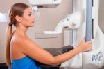 Mujer se realiza una mamografía