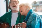 Pareja de personas mayores tocando un instrumento musical para prevenir problemas cognitivos