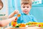 Niños comiendo verdura