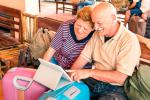 Una pareja de mayores consulta una tablet