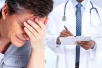 Hombre con dolor de migraña espera la receta de su médico