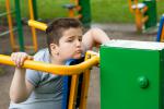 Niño con obesidad infantil y baja autoestima