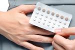 Persona tomando píldoras anticonceptivas para tratar el ovario poliquístico