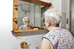 Mujer con Parkinson lavándose los dientes