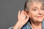 Mujer adulta mayor con problemas de pérdida auditiva