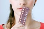 Una joven sostiene un blíster con píldoras anticonceptivas