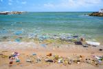 Playa llena de residuos plásticos
