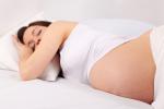 La postura en la que duerme la madre afecta al futuro bebé
