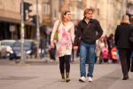Mujer embarazada y su pareja pasean por la ciudad