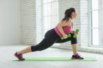 Mujer con sobrepeso haciendo ejercicio