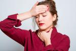 Mujer con síntomas de mononucleosis, dolor de garganta y cabeza