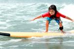 Niño con autismo practicando surf