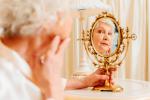 Mujer mayor mirándose en un espejo