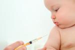 Vacunación de un bebé contra la meningitis