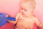 Bebé que está siendo vacunado para prevenir el sarampion