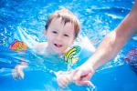 Padre e hijo disfrutan de la piscina en verano