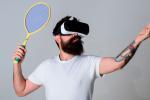Hombre jugando al tenis de forma virtual