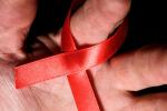 Mano de un hombre mayor con la identificación de las personas infectadas por VIH