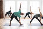 Personas realizando ejercicio aeróbico y yoga