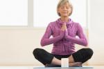 Mujer mayor practicando yoga