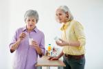 Dos mujeres mayores tomando yogur