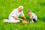 Abuelo jugando al ajedrez con su nieto